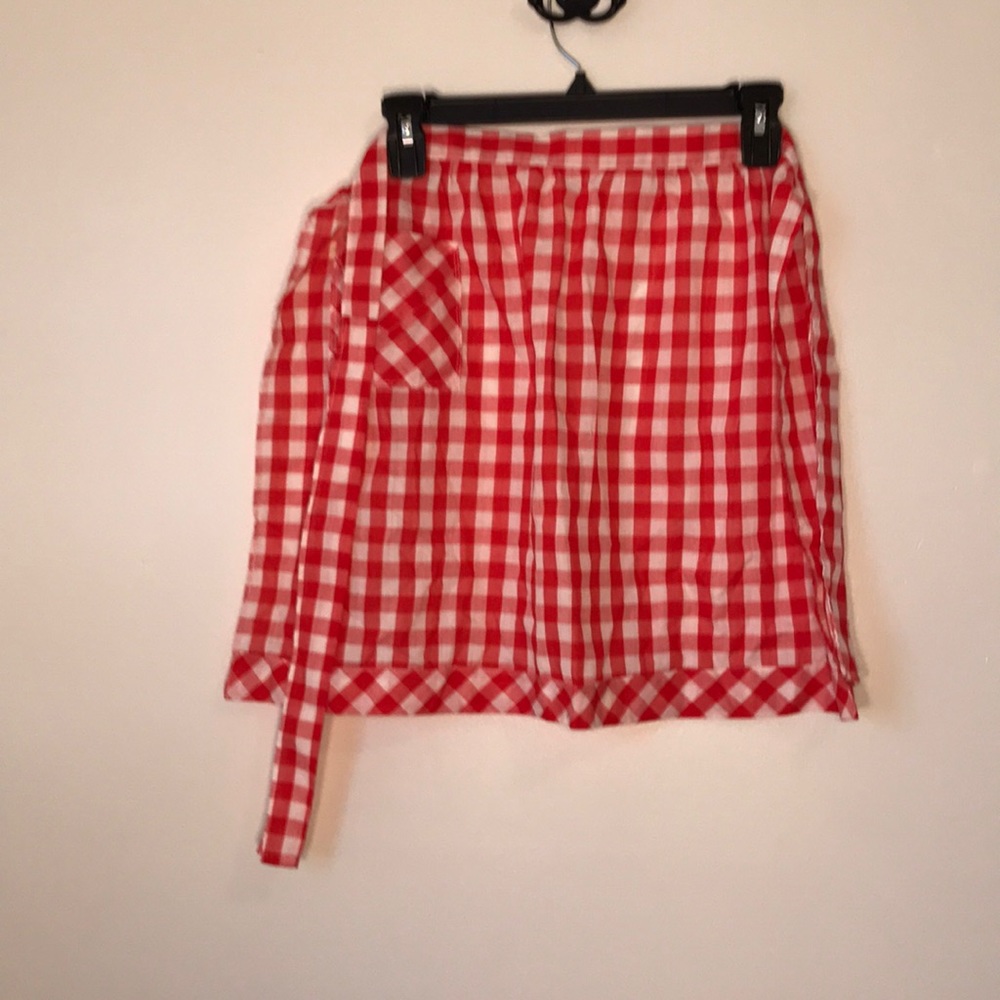 Apron red and white checkered